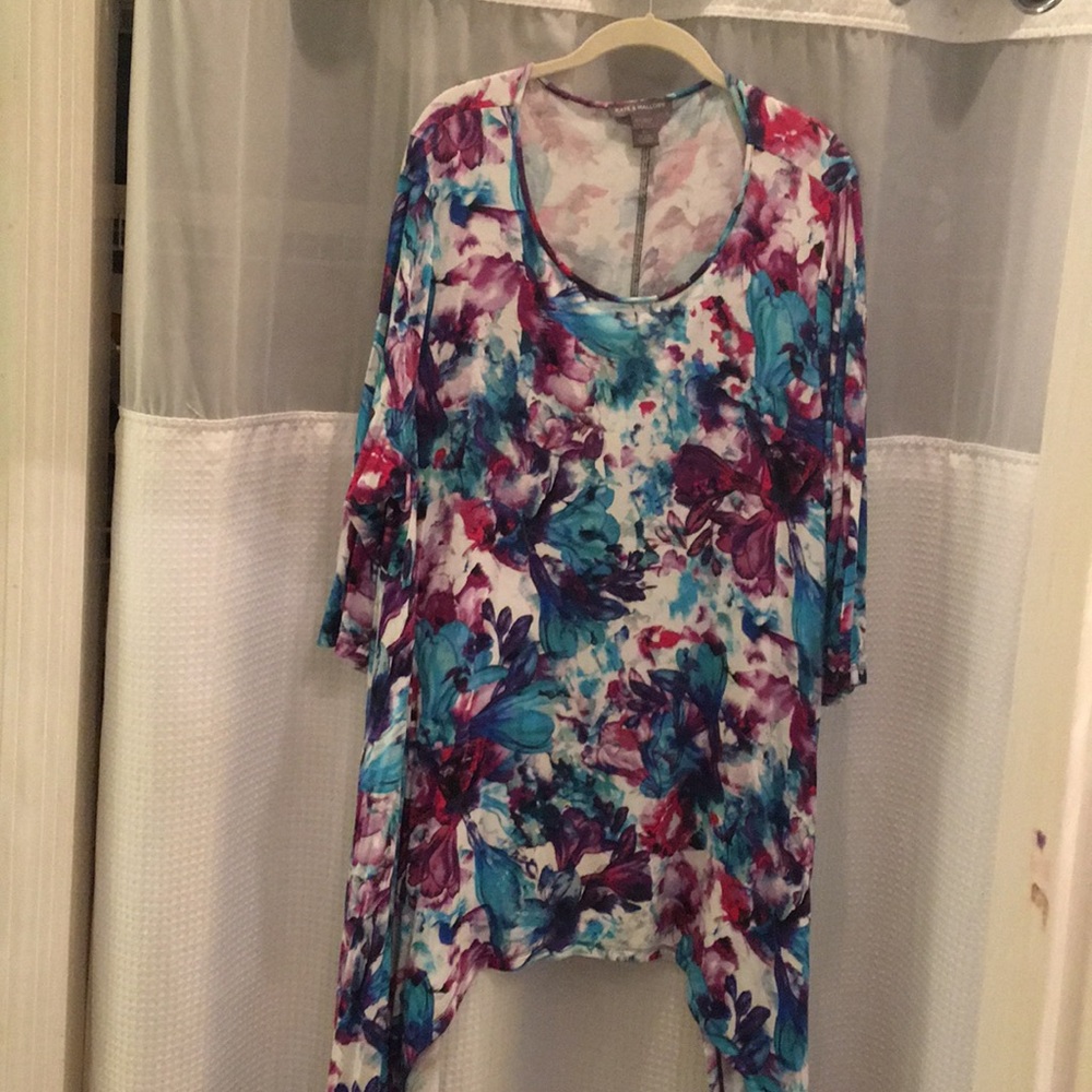 Plus size shark bite tunic. Extra long sides.